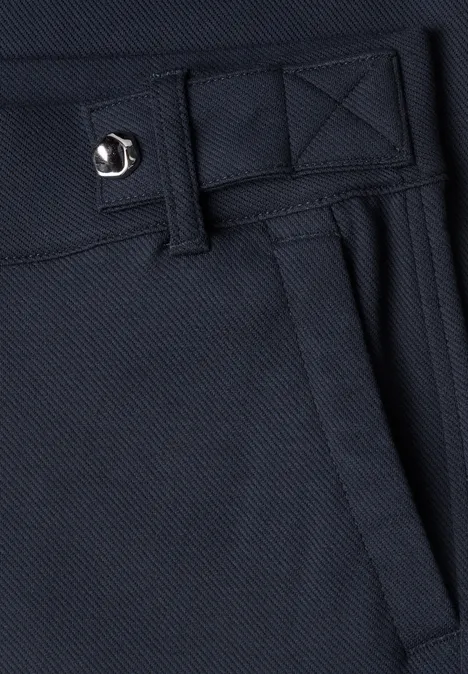 High Waist Wide Leg Hose im Casual Fit darkest blue Nahaufnahme einer dunkelblauen Stoffhose mit Gürtelschlaufe und Seitentasche.