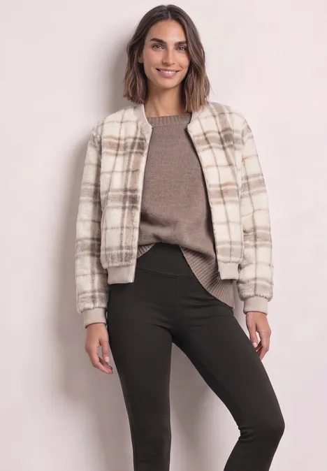 Thermo-Leggings im Skinny Fit black coffee Eine Frau in kariertem Blouson, braunem Pullover und schwarzer Hose vor neutraler Kulisse.
