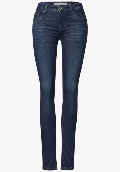 Dunkelblaue, enge Damenjeans mit fünf Taschen, Knopf- und Reißverschluss, schmal geschnitten.