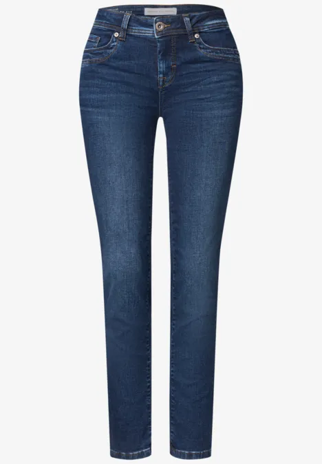 Mid Waist Straight Leg Jeans w kroju Slim Fit dark blue soft wash Niebieskie, dopasowane damskie dżinsy z zapięciem na guziki i pięcioma kieszeniami.