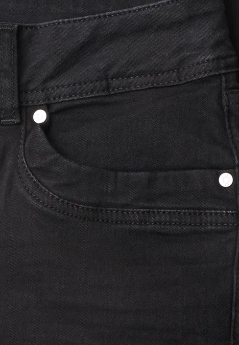Mid Waist Straight Leg Jeans im Slim Fit soft black wash Schwarzer Jeans-Vordertaschenbereich mit Nahtdetails und Metallnieten.