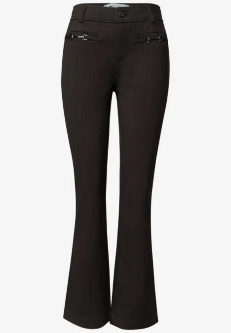 Zwarte bootcutbroek met ritszakken en slanke taille.