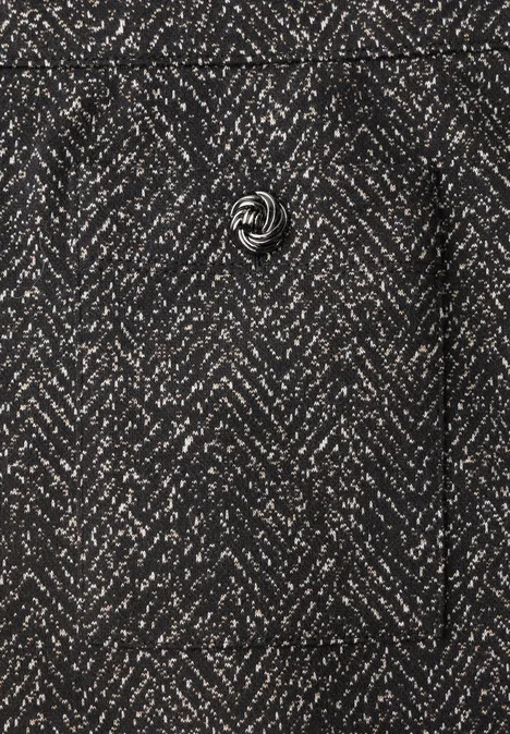 Nahaufnahme eines anthrazitgrauen Herringbone-Mantels mit feinem Fischgrätmuster und rundem Knopf.