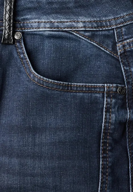 Dżinsy z luźnymi nogawkami typu „Loose Fit Barrel Leg” Dark blue authentic washed Zbliżenie na niebieskie dżinsy z widoczną kieszenią i szlufkami na pasek.