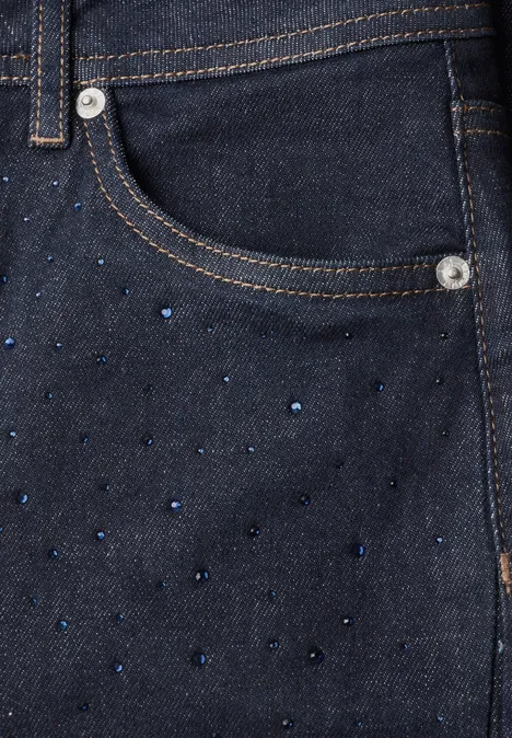 Dunkle Jeans mit seitlicher Tasche, verziert mit kleinen, glänzenden, blauen Strasssteinchen.