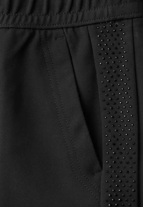 Zwarte broek met zijzak en studs langs de zijkant