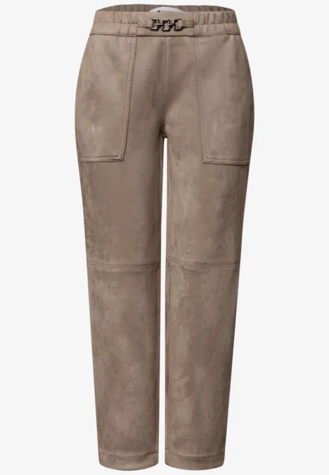 Elegante, braune Hose in Wildlederoptik mit hohem Bund und aufgesetzten Taschen.