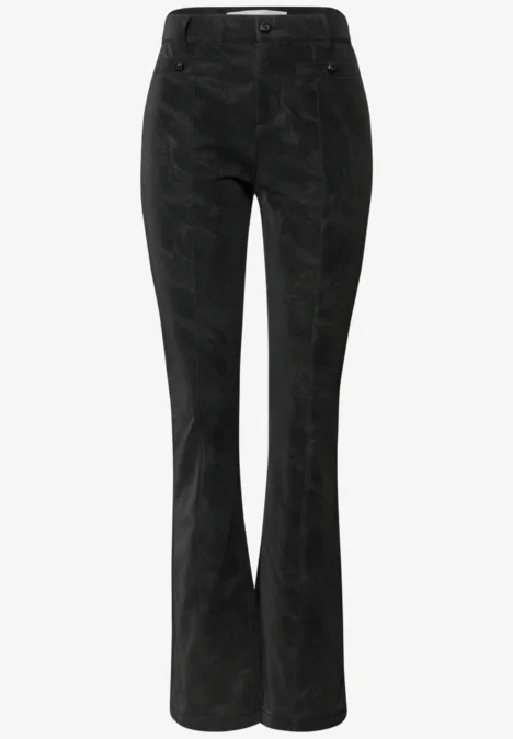 Schwarze, hoch taillierte Cordhose mit ausgestellten Beinen und Knopfverschluss.