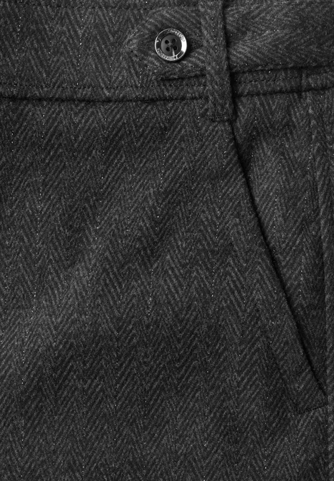 Gros plan d’un pantalon gris foncé à chevrons avec poche latérale et bouton.