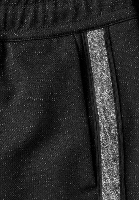 Nahaufnahme einer schwarzen Sporthose mit elastischem Bund und seitlichem, grau reflektierendem Streifen.