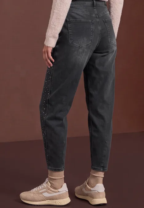 Jean taille haute à Barrel Leg, coupe ample grey washed Dunkelgraue, locker sitzende Jeans mit Perlenbesatz an den Seiten, umgeschlagene Säume und cremefarbene Sneaker.