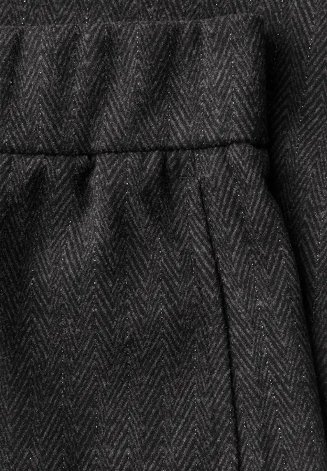 Gros plan sur un tissu chevron gris foncé avec ceinture élastique