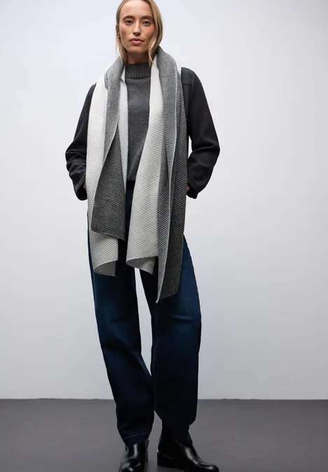 Tweekleurige geplooide sjaal gravel grey mel.