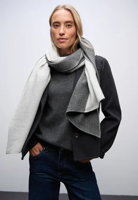 Tweekleurige geplooide sjaal gravel grey mel.