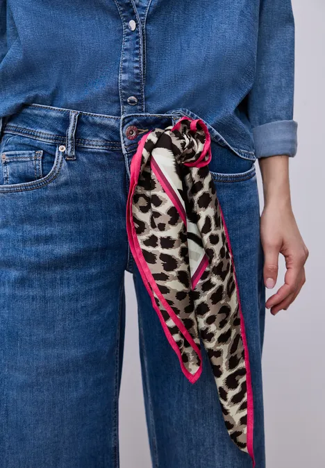 Nicki sjaal in satijnlook met dierenprint espresso brown