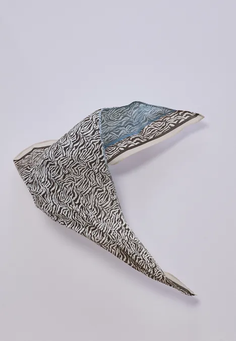 Driehoekige sjaal met grafisch patroon drift blue