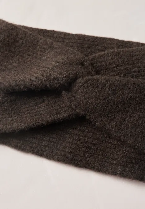 Fijngebreide hoofdband in effen kleur auburn brown mel.