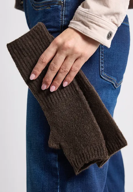 Feinstrick Armwärmer in Unifarbe auburn brown mel. Brauner gestrickter Schal, den eine Person an der Seite hält.