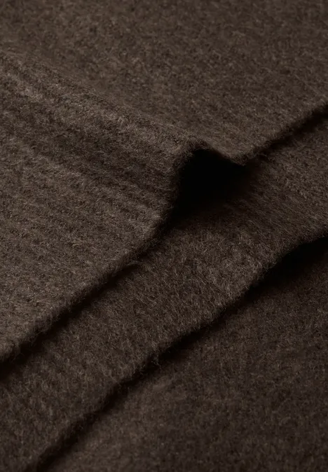 Langer Feinstrickschal in Unifarbe auburn brown mel. Langer Feinstrickschal in Unifarbe auburn brown mel.