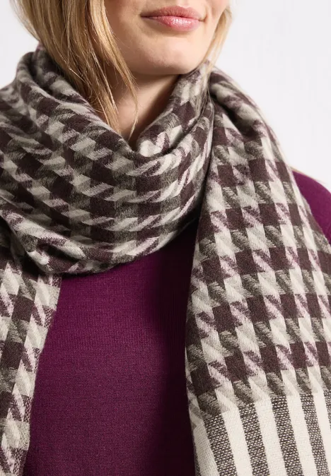 Echarpe à motif pied-de-Poule Muddy Mocha Grau-lila Hahnentritt-Schal aus weicher Wolle, locker um den Hals gelegt.