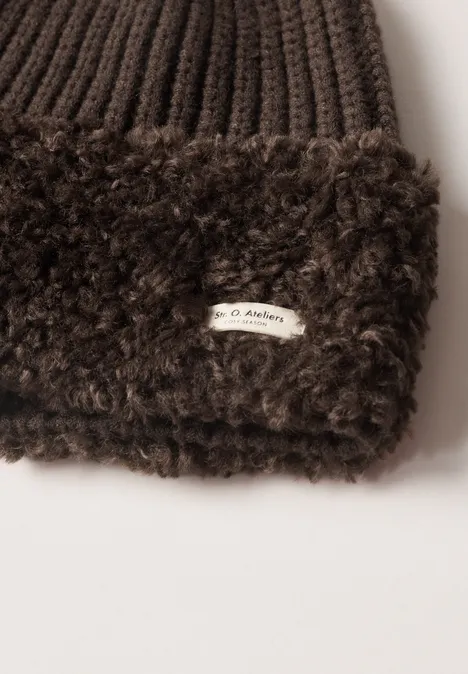 Strick Beanie mit Teddydetails auburn brown Strick Beanie mit Teddydetails auburn brown