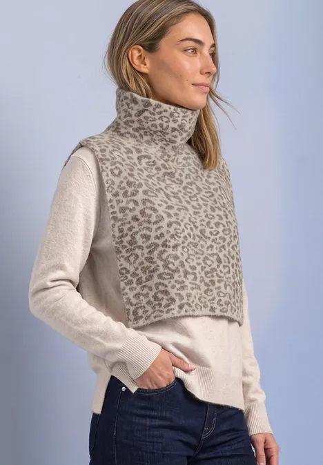 Jacquard Kragen mit Leo-Muster barley beige mel. Beige Leoparden-Schalkragen mit kurzem Schnitt, kombiniert mit langem Pullover und Jeans.