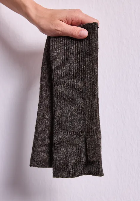 Armwärmer in Melange-Optik Black Eine Hand hält einen dunkelbraunen, gestrickten Schal vor hellem Hintergrund.