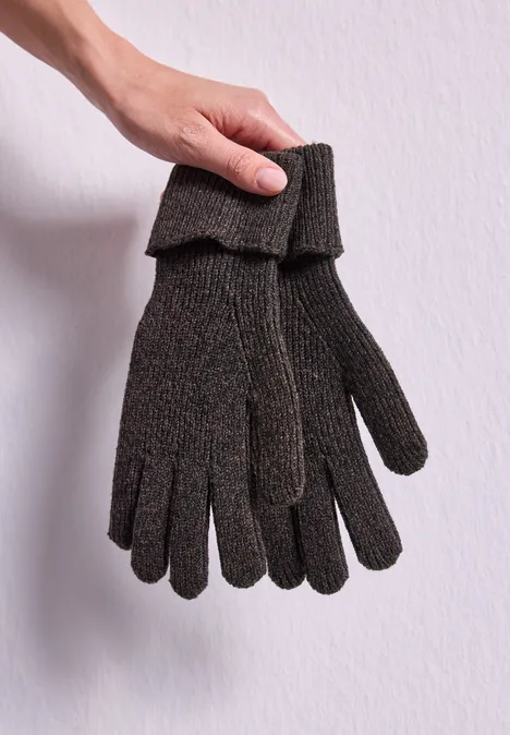 Handschuhe in Melange-Optik Black Eine Hand hält ein Paar dunkelgraue, gestrickte Handschuhe mit Umschlag vor hellem Hintergrund.