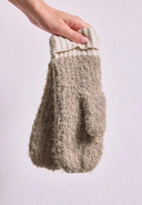 Bouclé-Mix Fäustlinge Muddy Mocha Hand hält einen flauschigen, graubraunen Winterfäustling.