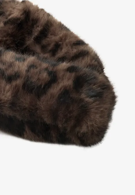 Beanie aus Fake Fur mit Leomuster Black Beanie aus Fake Fur mit Leomuster Black