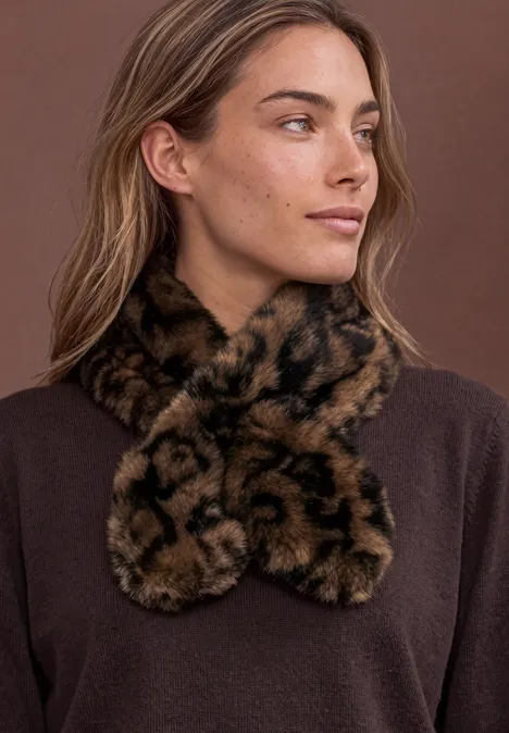 Neck-Tie aus Fake Fur mit Leomuster Black Frau in braunem Pullover mit gefüttertem Kunstpelzschal im Leopardenmuster blickt seitlich.