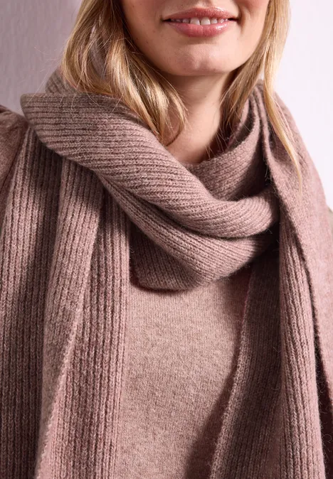 Schal im Melange-Look vintage blush mel. Beige gestrickter Schal und Pullover an einer lächelnden Frau, Fokus auf Oberkörper.