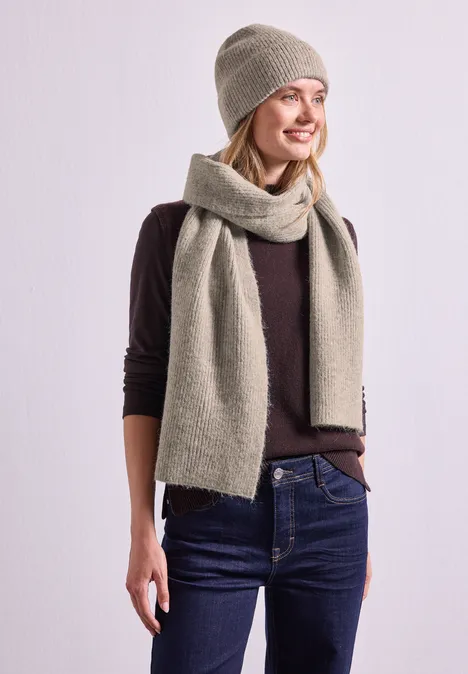 Schal im Melange-Look barley beige mel. Junge Frau in beiger Mütze und passendem Schal, dunklem Pullover und Jeans.