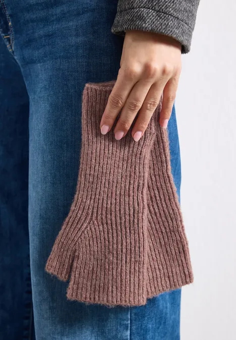 Armwärmer im Melange-Look vintage blush mel. Person hält ein Paar fingerlose, gerippte Handschuhe aus braunem Strick