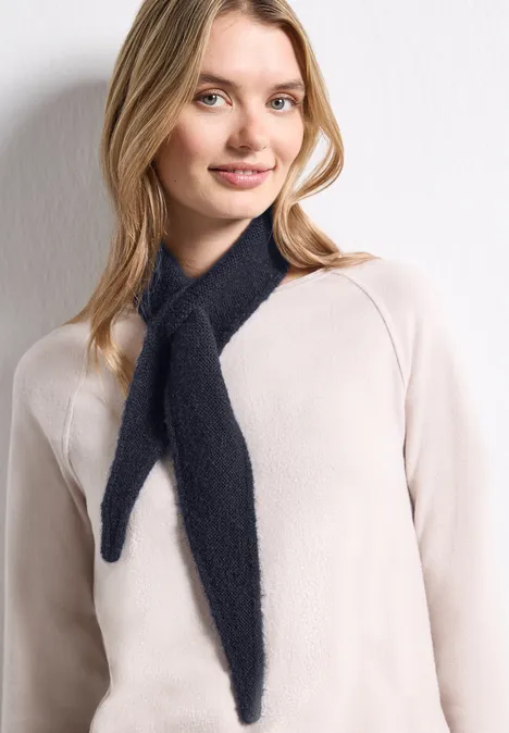 Mini-driehoekssjaal in effen kleur indigo night Blonde vrouw in crèmewitte trui met donkerblauwe, zachte sjaal, glimlachend.