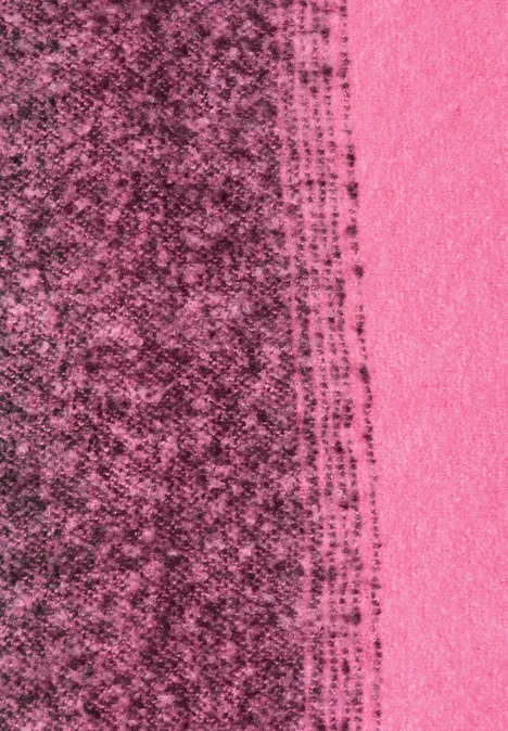 Linke Seite mit schwarzer, körniger Struktur; rechter Bereich einfarbiges Pink, abstrakt.