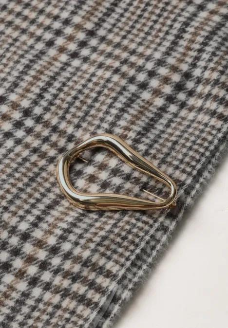 Geruite sjaal met broche black coffee Geruite sjaal met broche black coffee