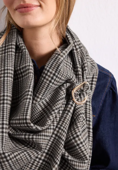 Geruite sjaal met broche black coffee Grauer kariertes Tuch mit goldener Ringspange über Jeansjacke getragen.