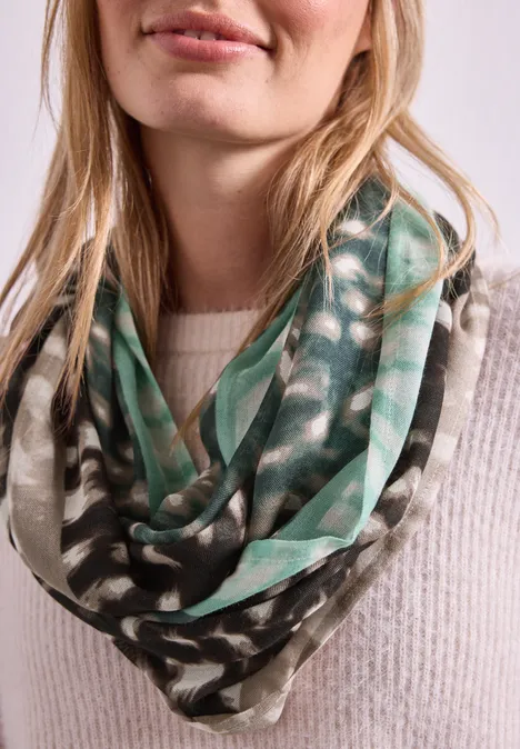 Loop-sjaal met grafische print multicolor Groene sjaal met patroon, losjes om de hals gedrapeerd.