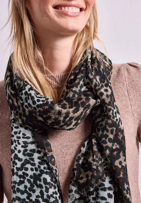 Sjaal in luipaardprint met argylepatroon multicolor Vrouw met licht jasje draagt een zwart-beige sjaal met luipaardprint.