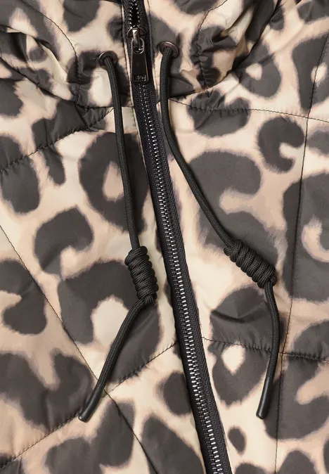 Beige-schwarze Steppjacke im Leopardenmuster mit mittigem Reißverschluss und schwarzen Kordelzügen am Kragen.