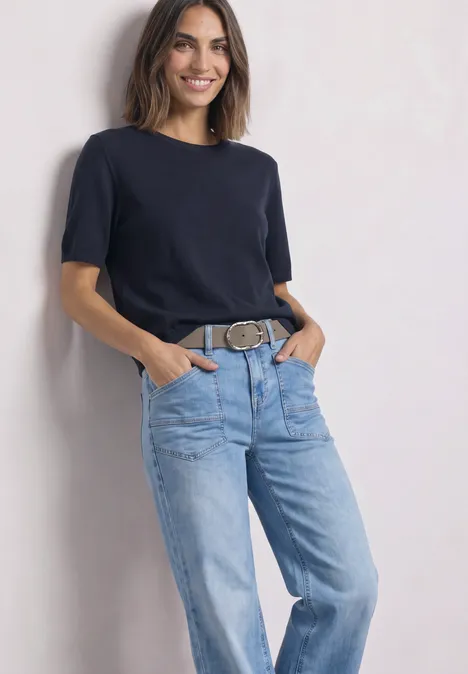 Riem met decoratieve gesp Muddy Mocha Ein lächelndes Modell in schwarzem T-Shirt und blauen Jeans mit Gürtel.