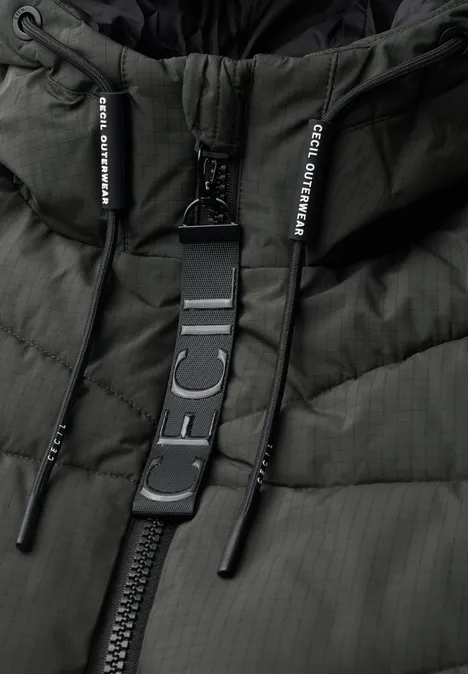 Steppmantel mit Kapuze und Reißverschluss olive night Nahaufnahme einer dunkelgrünen, gesteppter Winterjacke mit Kapuze, Kordelzug und Reißverschlussriemen mit 'CECIL'-Schriftzug