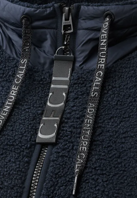 Strukturmix Teddy-Mantel mit Kapuze dark navy blue Dunkelblauer Fleece-Hoodie mit Reißverschluss und schwarzen Kordeln mit Aufschrift "Adventure Calls".