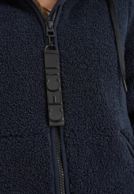 Strukturmix Teddy-Mantel mit Kapuze dark navy blue Nahaufnahme einer dunkelblauen Teddy-Fleecejacke mit Reißverschluss und Logo-Zipper-Patch.