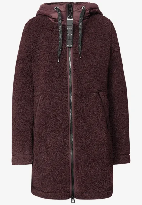 Dunkelroter Kuschel-Mantel aus Teddy-Fleece mit Kapuze, Reißverschluss und seitlichen Taschen.