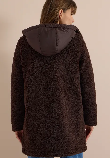 Strukturmix Teddy-Mantel mit Kapuze chocolate sauce brown Rückansicht einer Person in einem braunen, langen Teddyplüsch-Mantel mit Kapuze.