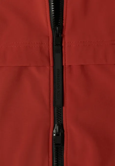 Nahaufnahme einer roten Jacke mit schwarzem Reißverschluss.
