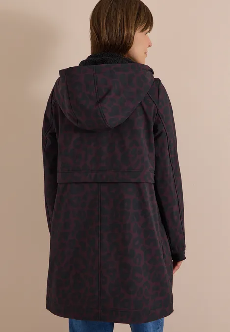 Vue de dos d'un long manteau bleu foncé à capuche avec imprimé léopard discret.