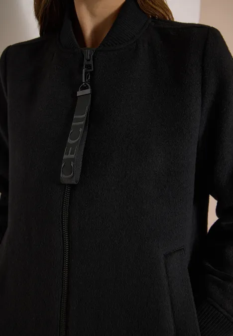 Schwarze Bomberjacke mit durchgehendem Reißverschluss, hohem Kragen und seitlichen Taschen.